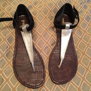 Black & gold thong sandal size 8-1/2 lightly worn